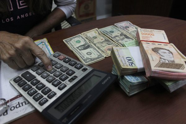 La moneda venezolana se devalúa 14,75 % frente al dólar en una semana - MarketData