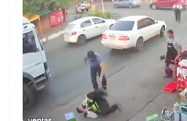 Crónica / Chofer “nervio” tongueó a zorro en plena calle
