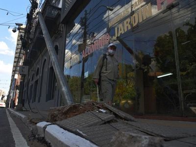 ANDE: Suman las críticas por postes caídos y cortes