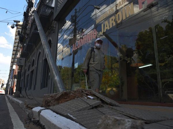 ANDE: Suman las críticas por postes caídos y cortes