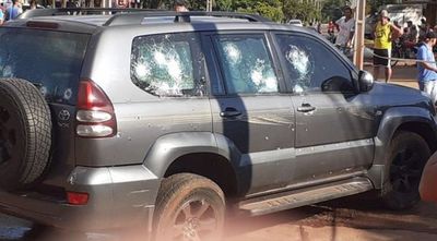 Sicarios atacan a tiros una camioneta blindada y matan a un hombre