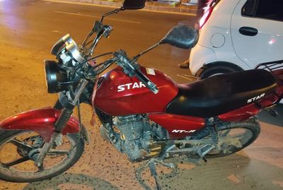 Dos motociclistas con heridas y contusión tras choque contra un automóvil en la autopista - Nacionales - ABC Color