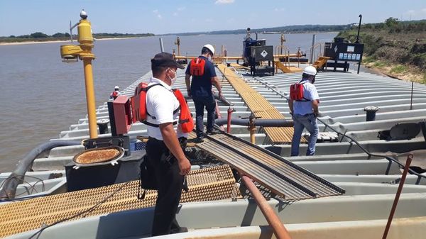 Peritos de la Armada verifican barcaza siniestrada en San Antonio - Nacionales - ABC Color