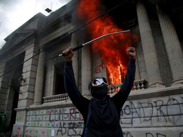 Cientos de manifestantes toman el Congreso de Guatemala y le prenden fuego