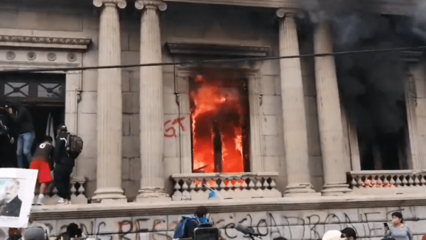 Manifestantes incendian el Congreso de Guatemala
