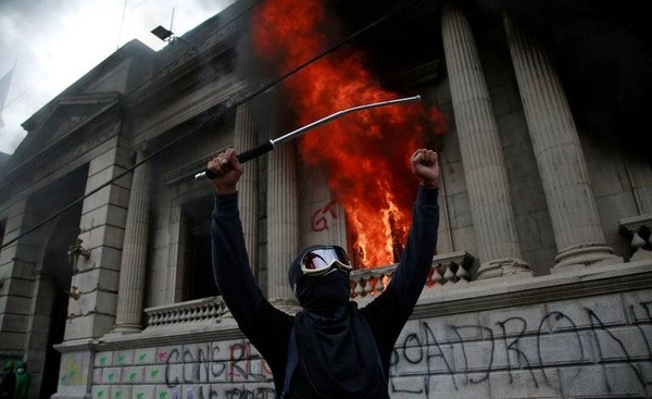 HOY / Cientos de manifestantes toman el Congreso de Guatemala y le prenden fuego