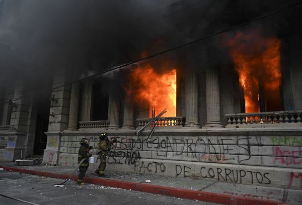 Manifestantes incendian sede del Congreso de Guatemala - Mundo - ABC Color