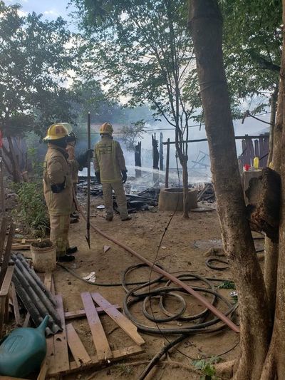 Cortocircuito habría provocado incendio en vivienda de madera  - ABC en el Este - ABC Color