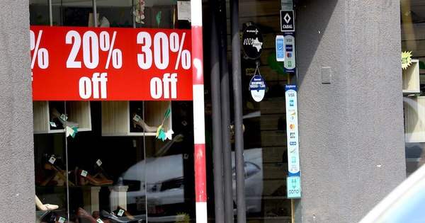 La Nación / La confianza del consumidor volvió a bajar el mes pasado