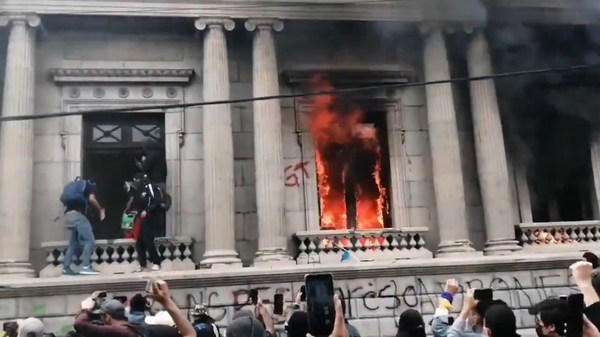 Manifestantes incendian edificio del Congreso de Guatemala - ADN Paraguayo