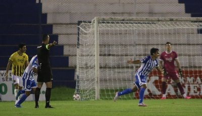 Crónica / "12" tumbó a Guaraní y se queda con la punta