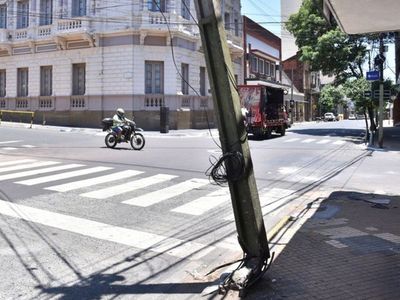 Postes de la ANDE ponen en peligro a la ciudadanía
