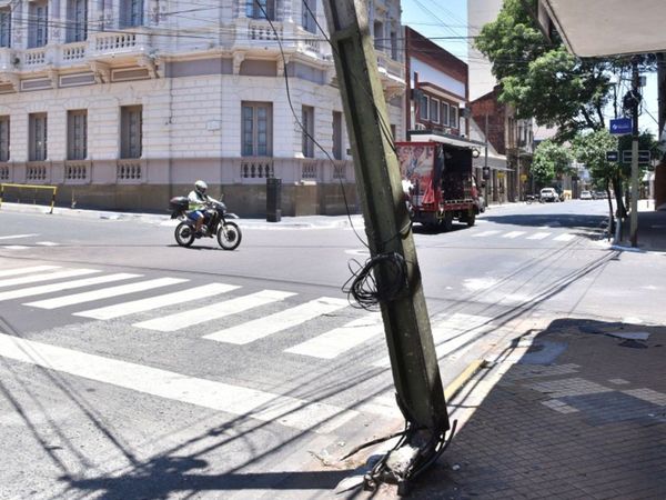 Postes de la ANDE ponen en peligro a la ciudadanía
