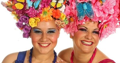 La Nación / Humor y color en Arlequín Teatro