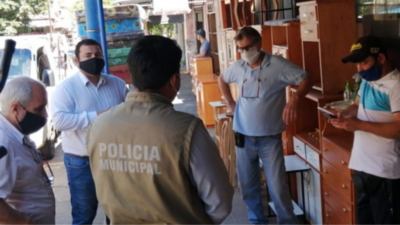 Municipio notifica a comerciantes sobre obstrucción del paso peatonal