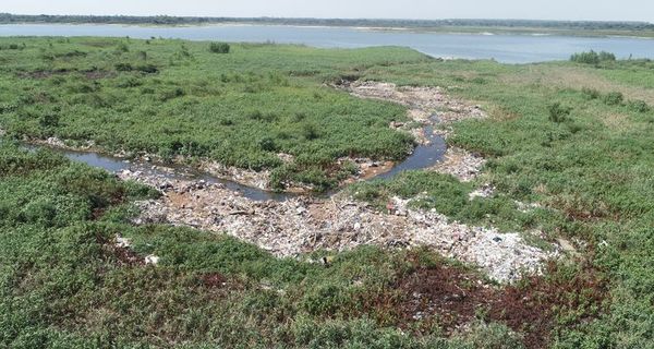 La Bahía de Asunción se convirtió en un vertedero - Nacionales - ABC Color
