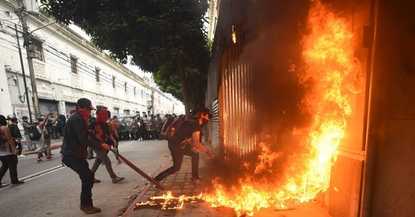 La Nación / Manifestantes incendian sede del Congreso de Guatemala