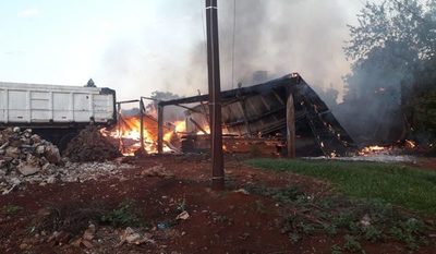Fuego consume depósito