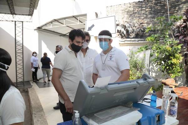 Máquinas de votaciones superan con éxito su primera prueba con elección de abogados para el CM - ADN Paraguayo