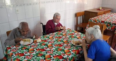 La Nación / Organizan cumpleaños colectivo a abuelitos del hogar Santa Lucía de Villarrica