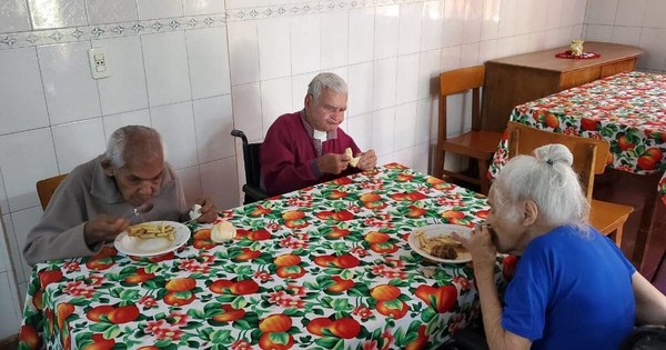 La Nación / Organizan cumpleaños colectivo a abuelitos del hogar Santa Lucía de Villarrica