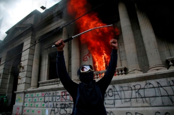 Manifestantes tomaron el Congreso de Guatemala y lo prendieron fuego