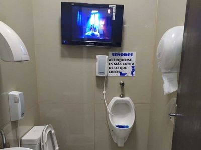 Baño de surtidores, con TV plasma y aire acondicionado