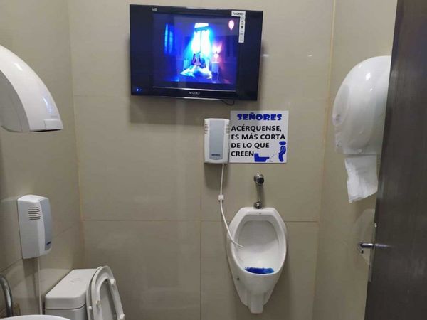 Baño de surtidores, con TV plasma y aire acondicionado