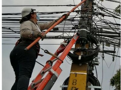 "Se sorprenden al ver que arreglo los cables"
