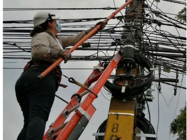 "Se sorprenden al ver que arreglo los cables"