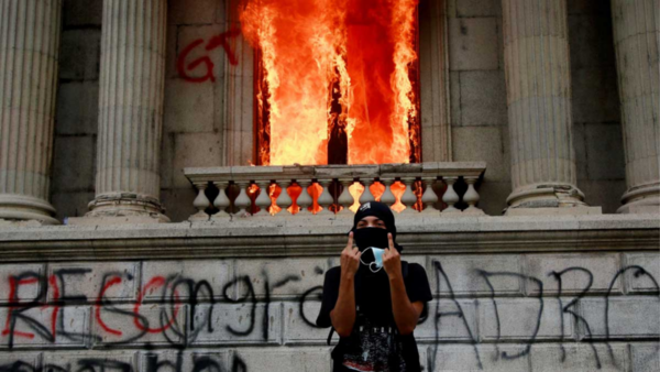 Incendian el Congreso de Guatemala y exigen la renuncia del presidente
