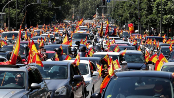 Una ‘marea naranja’ de vehículos llena las calles de España contra la Ley Celaá