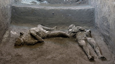 Hallan en Pompeya los restos perfectamente conservados de dos hombres que murieron en la erupción del Vesubio » Ñanduti