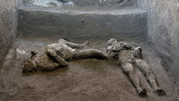 Hallan en Pompeya los restos perfectamente conservados de dos hombres que murieron en la erupción del Vesubio » Ñanduti