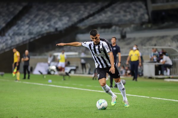 Con Alonso, el Mineiro empata de visita y alcanza la cima