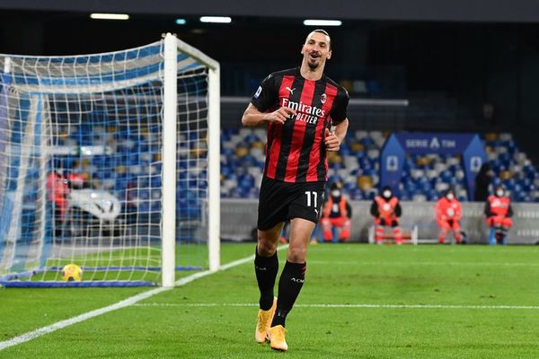 Un doblete de ‘Ibra’ ante el Nápoles certifica el liderato del Milan - Fútbol - ABC Color