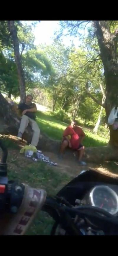 Inadaptados y vándalos rompen vallado en el Botánico para beber y “farrear”  - Nacionales - ABC Color