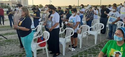 Familiares de víctimas de accidentes de tránsito recuerdan a fallecidos  - Nacionales - ABC Color