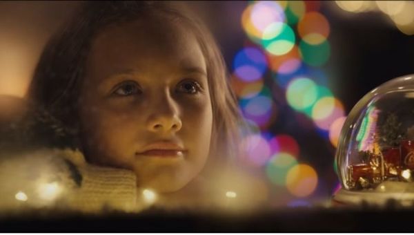 “Desde 1920 hemos brindado con nuestros comerciales con mensajes de unidad que reflejen la verdadera magia de la Navidad”