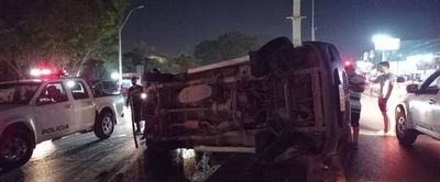 Choque y vuelco deja al menos un herido en Loma Pytá - Nacionales - ABC Color