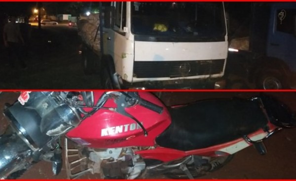 Cayó de su moto mientras lo remolcaban y un camión le pasó por encima