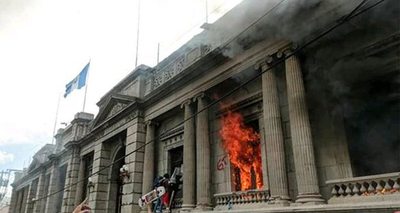 Guatemala: manifestantes ingresaron al Congreso y lo prendieron fuego en medio de una ola de protestas contra el Presidente