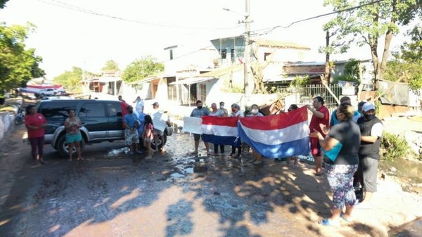 HOY / “Río de agua fecal” en calle asuncena: vecinos se manifiestan para pedir solución