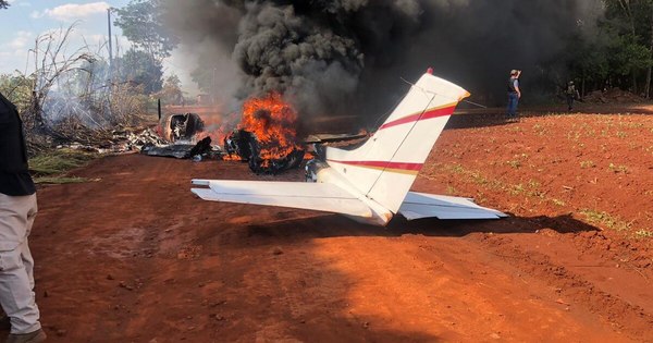 La Nación / Aterrizaje forzoso e incineración de avioneta con droga en Itakyry