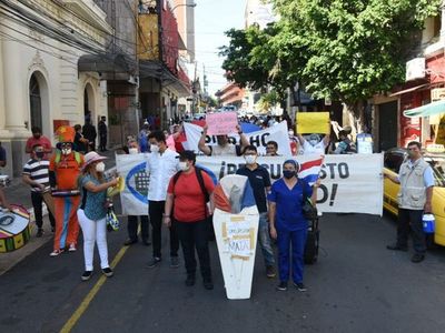 Personal de Clínicas llega hasta el Congreso por un presupuesto digno