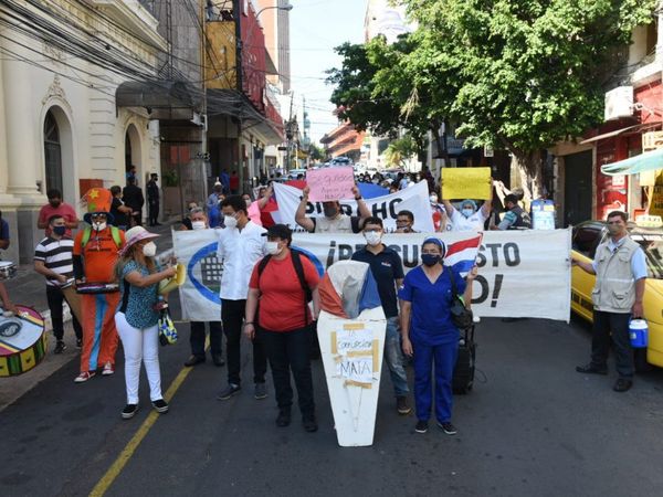 Personal de Clínicas llega hasta el Congreso por un presupuesto digno