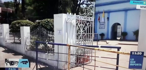 Increíble: Vendedor ambulante se encadena y obliga a reabrir el Tupasy Ycuá en Caacupé - ADN Paraguayo