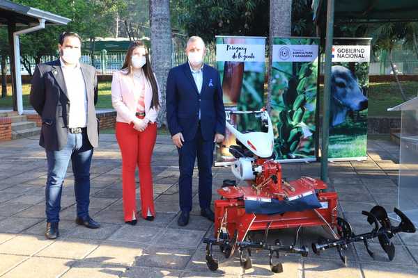 El MAG entregó motocultores a todas las escuelas agrícolas del país | .::Agencia IP::.