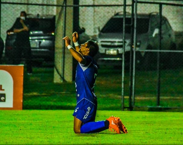 Jorge Benítez anota el gol para aplaudir