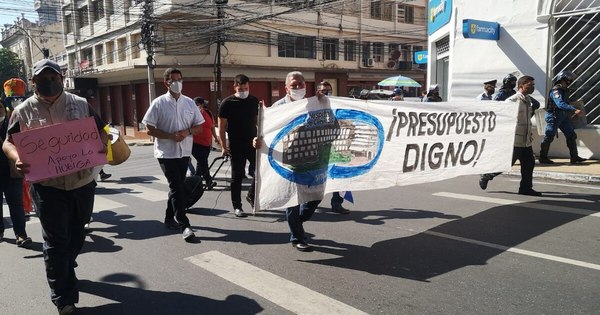 La Nación / Funcionarios de Clínicas volvieron a marchar por mayor presupuesto